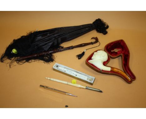 A QUANTITY OF COLLECTABLES TO INCLUDE A ROLLED GOLD PENCIL, MEERSCHAM WARE PIPE, PARASOL A/F ETC