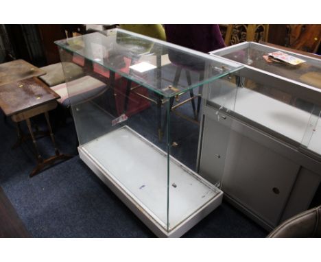 A GLASS SHOP DISPLAY COUNTER CABINET WITH ONE SHELF H-92 CM W-102 CM