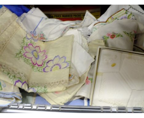 A BOX OF VINTAGE LINEN, TEXTILES, TRAY CLOTHS, ETC. TO INCLUDE EMBROIDERED EXAMPLES 