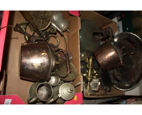 TWO TRAYS OF ASSORTED METALWARE TO INCLUDE TWO VINTAGE COPPER KETTLES 