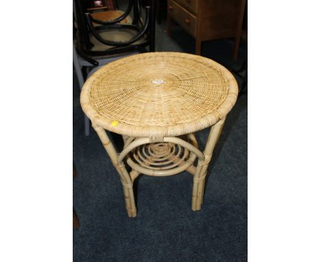 A VINTAGE WICKER OCCASIONAL TABLE DIA. 55 CM