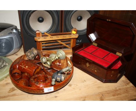 A COLLECTION OF BRASS INLAID TREEN TO INCLUDE A JEWELLERY BOX TOGETHER WITH A PIPE RACK AND PIPES