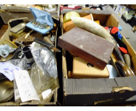 TWO TRAYS OF VINTAGE COLLECTABLES TO INCLUDE A SMALL QUANTITY OF BROOCHES, CASED SET OF SPOONS