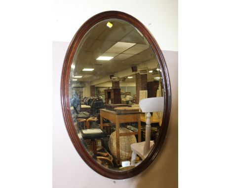 A VINTAGE OVAL MAHOGANY FRAMED WALL MIRROR H-82 CM