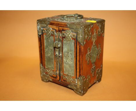 A VINTAGE ORIENTAL TREEN AND BRASS JEWELLERY BOX WITH JADE PANELS S/D HEIGHT - 18CM