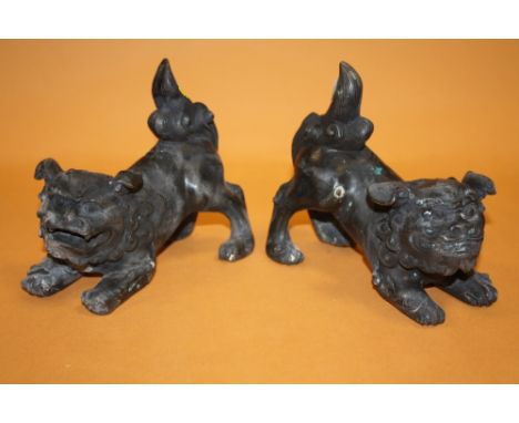 A PAIR OF BRONZE EFFECT DOG OF FO FIGURES LENGTH - 16CM 