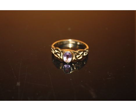 A HALLMARKED 9 CARAT GOLD AND AMETHYST DRESS RING SIZE -T APPROX WEIGHT - 2.4G