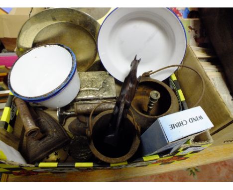 A SMALL TRAY OF ASSORTED METALWARE TO INCLUDE ENAMELLED BOWLS, VINTAGE IRONS, COOKING POT ETC. 
