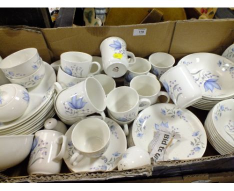 A TRAY OF HAND PAINTED POOLE CHINA SIGNED FRANWISE TO INCLUDE CUPS, SAUCERS AND DINNER PLATES