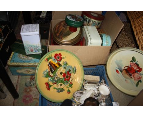 A BOX OF COLLECTABLE VINTAGE TINS, TOGETHER WITH A COLLECTION OF METALWARE TO INCLUDE A CAST METAL FLORAL PLATE, SILVER PLATE