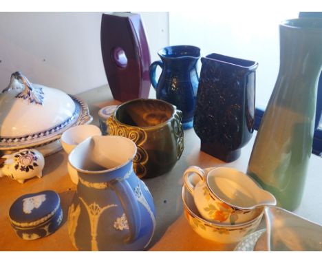 Shelf of mixed ceramics including Wedgwood 