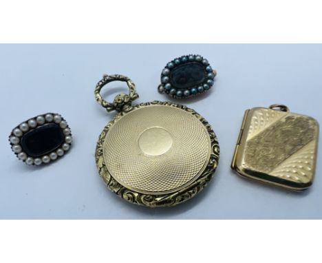 A collection of antique sentimental jewellery. Comprising a watch case style memorial locket in yellow metal, with a glazed c