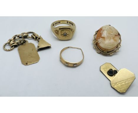 A 9ct gold diamond set gentlemen's signet ring, along with a collection of other items of jewellery. The hallmarked ring weig