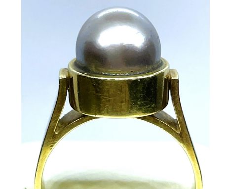 A heavy modernist design yellow metal ring featuring a silver grey cultured pearl cocktail ring. Stamped 750 Size Q. Vendor r