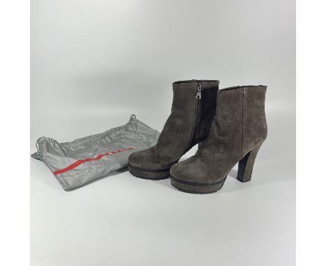 Prada A pair of Prada ankle boots in light brown suede. Side zip. Size 41  Condition: As new in Prada bag