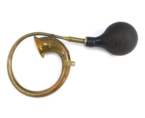 A brass car horn, 42cm wide.