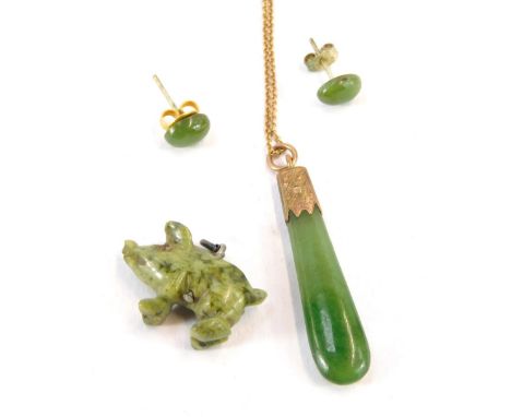 A small group of jade and malachite jewellery, comprising a jade pendant, with gold plated mounts, on a yellow metal chain, u