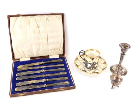 A set of six George V silver handled cake knives, cased, Sheffield 1922, with a George V silver pepperette, Birmingham 1912, 