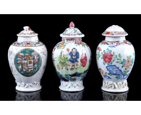 Porcelain Famille Rose tea caddy with bombed surface and decoration of persons drinking in a park and mother with children in