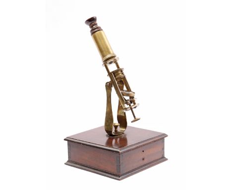 Brass travel microscope in wooden box with various accessories, 6 cm high, 15 cm wide and 15 cm deep