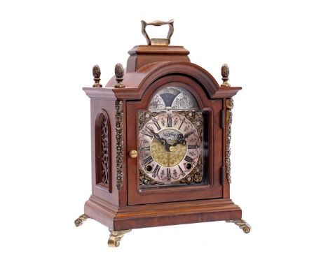 Warmink table clock in walnut cabinet, 24 cm high