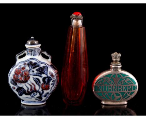 Green snuf bottle with silver-plated frame and origin Nürnberg 5.5 cm high, red glass snuff bottle 10 cm high and Chinese por