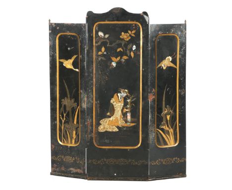 Black lacquered iron 3-stroke fire screen with oriental painted decor and mother-of-pearl overlay, 93 cm high, 80 cm wide (wi