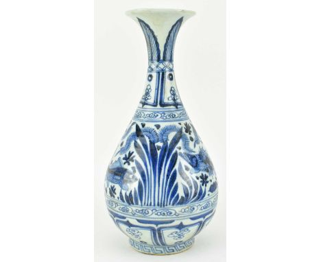 A Ming blue and white ceramic yuhuchun vase. The pear-shaped 'yuhuchun' bottle has an out-turned rim and stands on a low stra