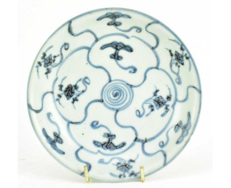 A Qing dynasty blue and white plate of Tekshing cargo. The plate decorated in lingzhi and spiral pattern, with a Nigel Auctio