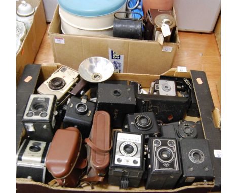 A box of assorted cameras to include Conway Popular model, Agfa Sychro boxed, Popular Brownie, Brownie bulls eye cine camera 