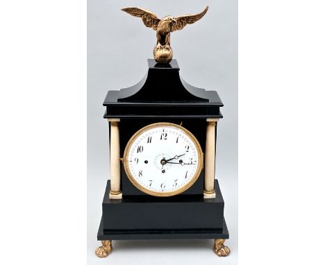 Stutzuhr, Wien, um 1810/1820 Ebonisiertes Holzgehäuse auf vergoldeten Löwentatzen-Füßen, zwei Alabastersäulen. Bekrönung ein 