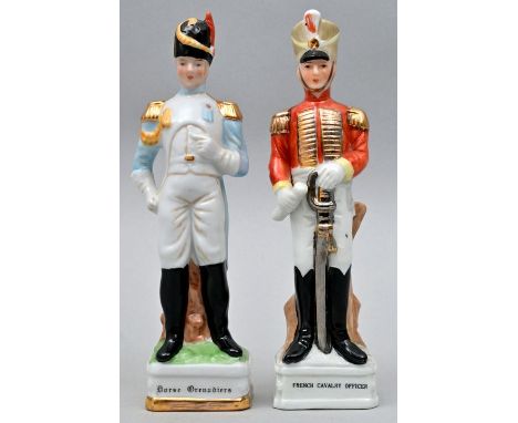Zwei Soldaten-Figuren der französischen Napoleonischen Garde, E. 19./ Anf. 20. Jh. Porzellan (Fritte), polychrom bemalt. Sock