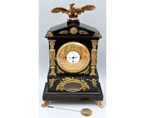 Wiener Pendule mit Figurenautomat, um 1810 Klassizistische Tischuhr mit ebonisiertem Gehäuse in gestuftem architektonischen A