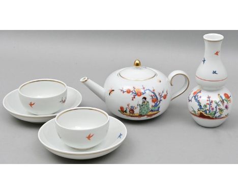 Teekanne mit zwei Koppchen mit Unterschalen und kleiner Vase, Meissen, ca. 2007 6 Teile. Porzellan, Indisches Astmuster mit F