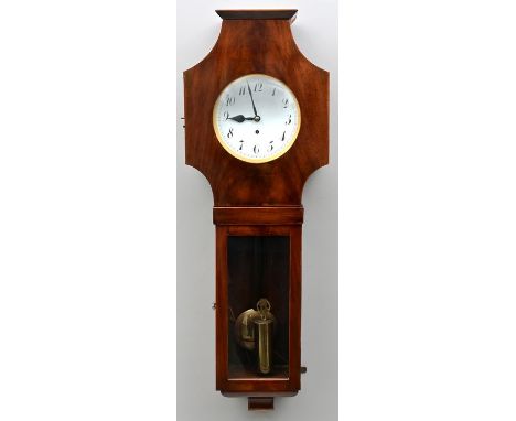 Wiener Pendeluhr, 19. Jh. Wanduhr im mahagonifurnierten Gehäuse mit partieller Verglasung. Seilrollenwelle mit Schlüsselaufzu