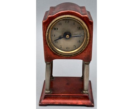 Wecker, 20. Jh. Zifferblatt mit arabischen Ziffern, gebläute Spade-Zeiger, einer Portaluhr ähnlich, rotes Metallgehäuse, Werk