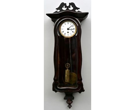 Wiener Miniatur-Regulator, Mitte 19. Jh. Kleine Wanduhr in geschweiftem Gehäuse mit Giebelbekrönung. Federzugwerk mit Ankerhe