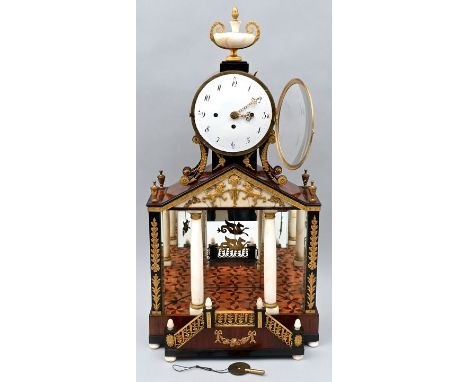 Wiener Hausherrenuhr, um 1840 Dekorative Tisch-Pendule mit architektonischem Korpus und verspiegelter Rückwand. Mahagonifurni