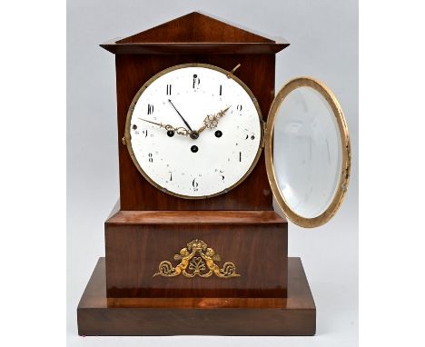 Biedermeier-Tischuhr, dt. Sprachraum/ Österreich, 1. H. 19. Jh. Architektonisches Holzgehäuse, in Nussbaum furniert, teilebon