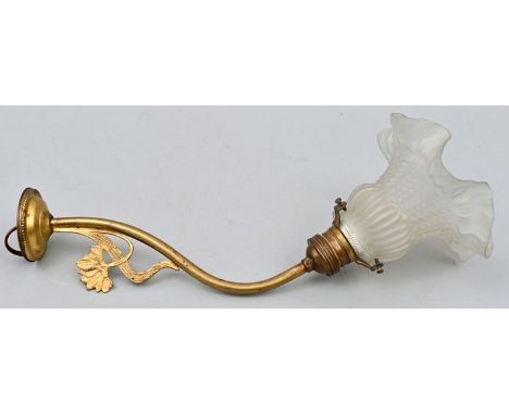 Wandlampe, 1. H. 20. Jh. Messing, einlichtig, Milchglasschirm. L. 37 cm  Wall lamp, 1st c. 20th century. Brass, single light,