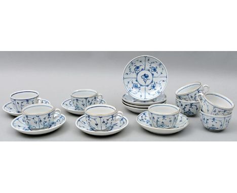 Neun Kaffeetassen mit Untertassen, Rauenstein, Mitte- Ende 19. Jh. Porzellan, einfache Form mit Ohrenhenkel, Reliefzierrat Ge