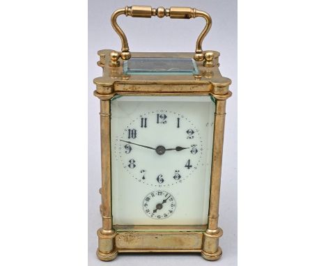 Kleine Reiseuhr (Skelettuhr), um 1840 / Mitte 19. Jh. Vergoldetes Messinggehäuse mit vier Ecksäulen, Tragebügel, allseitig Fa
