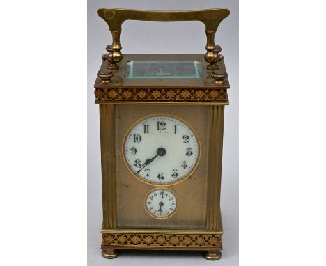 Reiseuhr, Frankreich, 2. H. 19. Jh. Messinggehäuse, allseitig mit facettiert geschliffenen Scheiben verglast. In Fuß-und Sock