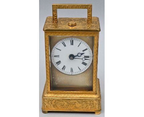 Biedermeier-Reiseuhr, Wien (?), 1. H. 19. Jh. Gehäuse Metall, feuervergoldet, reich in allen Flächen mit Rankenwerk graviert.