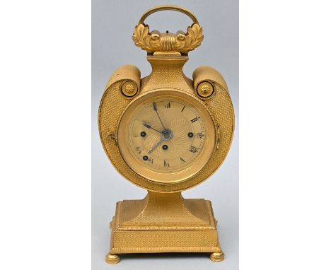 Wiener Reiseuhr, um 1815 Elegante Empire-Reiseuhr in Amphorenform. Feuervergoldeter Messingkorpus, fein guillochiert. Federwe
