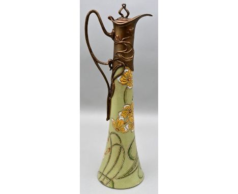 Kanne im Jugendstil, 2. H. 20. Jh. Porzellan, florale Emailbemalung mit gelben Blüten auf apfelgrüner Krakeleeglasur. Halsmon