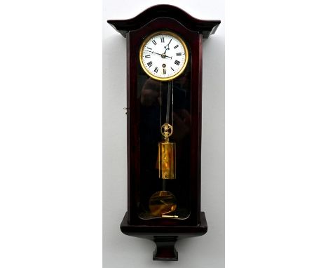 Wiener Miniatur-Regulator, Mitte 19. Jh. Kleiner Gewichtsregulator in dezent geschweiftem, mahagonifurniertem Gehäuse mit Gla
