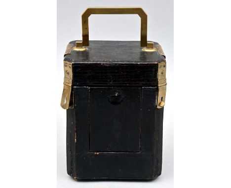 Futteral für eine Reiseuhr, 19. Jh. Oktogonaler Querschnitt, Holz, lederbespannt, Messingbeschläge, Tragebügel. An der Front 