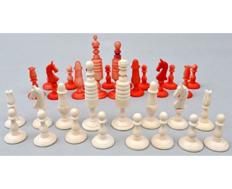 Vollständiges Schachfiguren-Set Bein hergestellt vor 1945, 16 Figuren naturbelassen, 16 Figuren rot eingefärbt  Complete ches