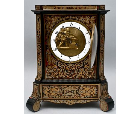 Stutzuhr mit Figurenautomat, 19. Jh. Kastengehäuse Holz, Schildpatt imitierender Lack mit Messing-und Zinneinlagen. Front ger